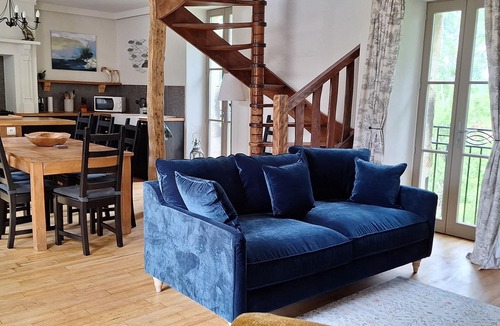 Thedirac House | Stunning restored farmhouse, heated pool, private walled garden,edge of village