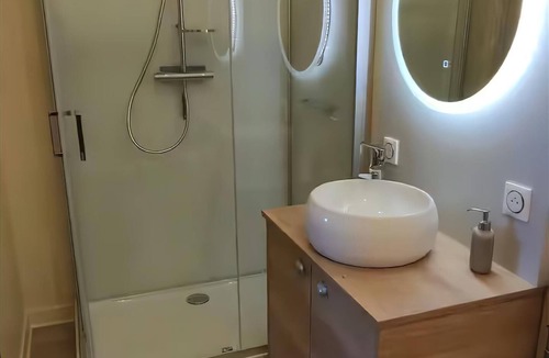 Arbois Apartment | Stunning studio apartment in a residential complex on Rue de Courcelles