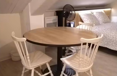 Arbois Apartment | Stunning studio apartment in a residential complex on Rue de Courcelles