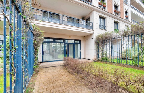 Saint-Mande Apartment | Stylish 3 bdr & Garden Oasis on the Edge of Paris