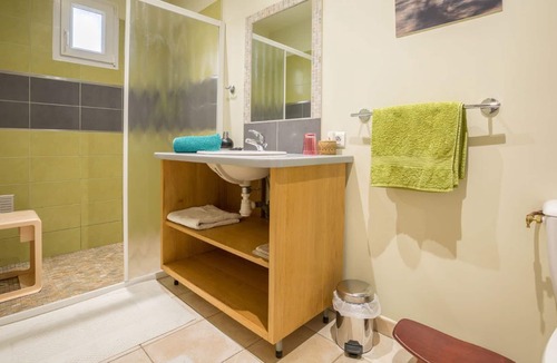 Villeneuve-de-Berg Bed & Breakfast | SUITE 4p. 2 bedrooms in free management, PARK, kitchen/large room