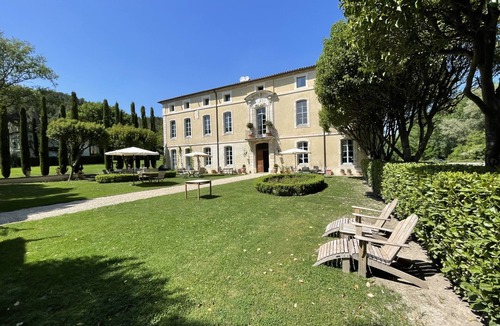 Loriol-du-Comtat House | Suite-Exclusive-Ensuite with Bath-Park view