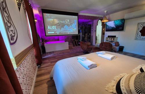 Serrieres Apartment | Suite Luxe Spa Balneo Sauna Hammam Projecteur