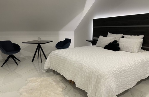 Roye Bed & Breakfast | Suite Pleine Lune luxury serenity, outdoor jacuzzi-waterfall shower-island bathtub