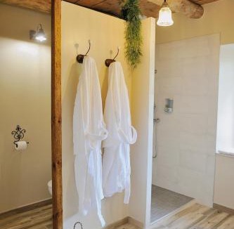 Siaugues-Sainte-Marie Bed & Breakfast | Suite romantique privative en pleine nature Au chant de l'eau
