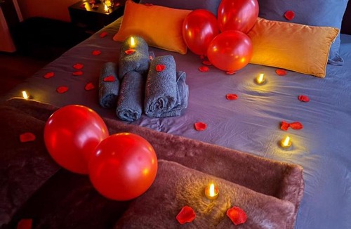 La Mure House | Suite romantique avec jaccuzzi - proche des lacs - La secrète room