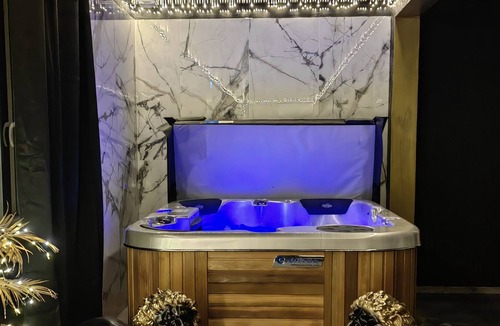 Saint-Sauveur Bed & Breakfast | suite ROYAL ROOM by playroom, apartment and spa totally private