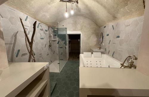 Livron-sur-Drome Apartment | Suite secrète avec jacuzzi ambiance romantique