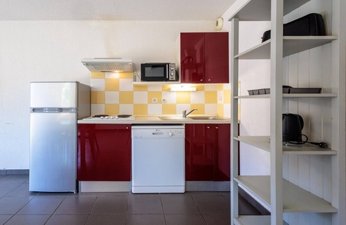 Aubignan House | Sunlit Provençal House with Terrace