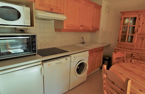 Beaufort Apartment | Sunny Apartment in Beaufort: 2BR, 4-6 Guests, Parking, Terrace, Stunning Mountain Views