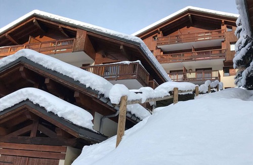 Beaufort Apartment | Sunny Apartment in Beaufort: 2BR, 4-6 Guests, Parking, Terrace, Stunning Mountain Views