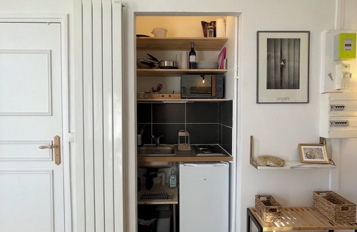 Les Fougeres Apartment | Sunny Studio with Balcony & Panoramic View