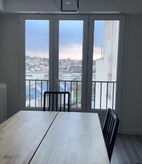 Plateau - Mont-Valerien Apartment | Superbe appartement avec une vue magnifique 3 Chambres 6 Pers Proche toutes commodités moins 30 pourcents sur LONG SEJOURS