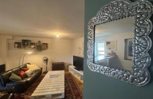 Condrieu Apartment | T2 chaleureux au coeur des vignes -vue place de Condrieu-long séjour possible