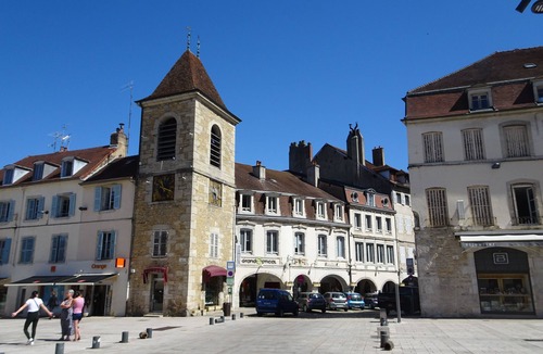 Lons-le-Saunier Condo | T2 lumineux avec Wi-Fi & cuisine équipée