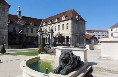 Lons-le-Saunier Condo | T2 lumineux avec Wi-Fi & cuisine équipée