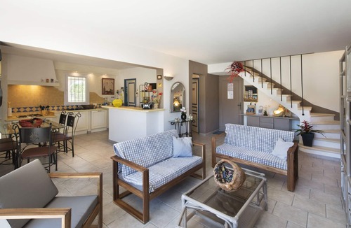 Taillades House | The 4-star yellow gîte with private south-facing pool