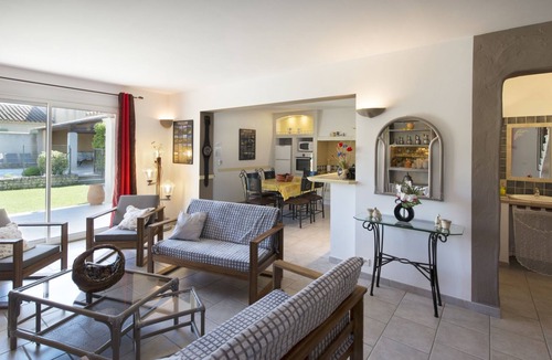 Taillades House | The 4-star yellow gîte with private south-facing pool