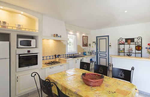Taillades House | The 4-star yellow gîte with private south-facing pool