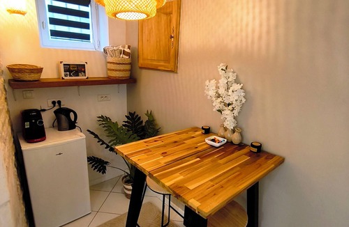 Charentenay Apartment | The country studio and its bread oven