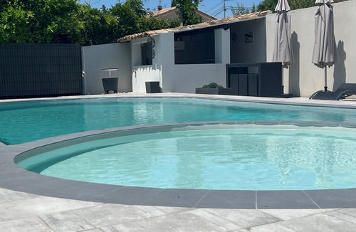 Mazan House | THE HOUSE UNDER THE OAKS WITH CONTEMPORARY DOUBLE POOL