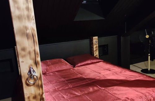 Arbois Apartment | The Love Room
