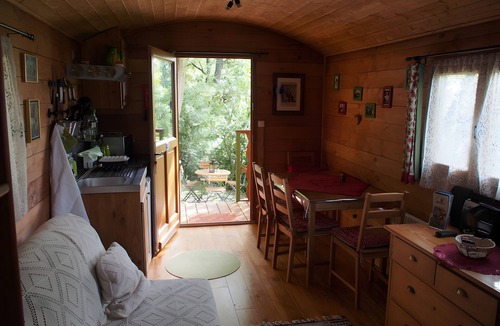 Compeyre House | Tiny Home “Roulotte de Cabrières” with Private Terrace and Garden
