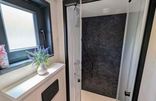 Saint-Loup-Nantouard Ski Chalet | Tiny house climatisé et jacuzzi privatif