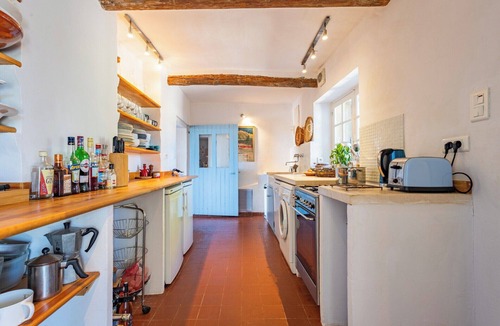 Blauvac House | Traditional Provencal farmhouse with pool set among vines and olives
