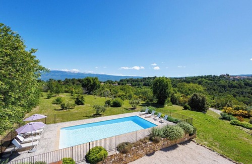 Blauvac House | Traditional Provencal farmhouse with pool set among vines and olives