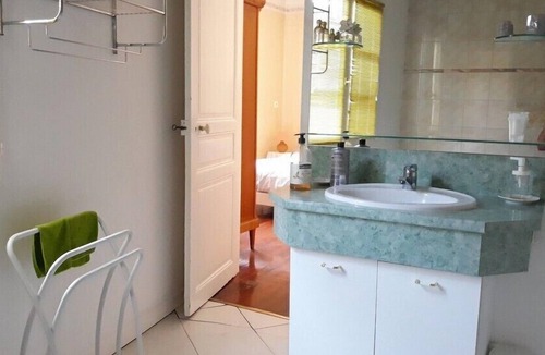 Remoncourt House | Triple Room with corner Bath street view