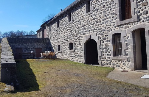 Neussargues en Pinatelle House | Une Ferme Rénovée au Cœur du Cantal Proche de la Station de ski du Lioran