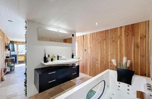 Vic-le-Comte Apartment | Unique Cabane 4 spa Centre Équestre & Snack