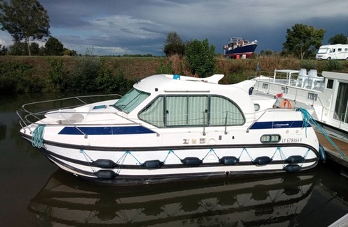 Pontailler-sur-Saone Boat Rental | Unique Stay on Water - A Moored Boat in Pontailler-sur-Saône
