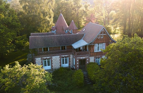 Glos-sur-Risle House | Unique. "Villa fleurie" on the Fontainecourt estate with artists' studios.