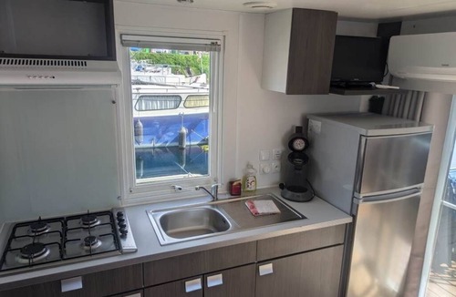 Saint-Usage House | Unusual floating cottage with private Jacuzzi at the Marina
