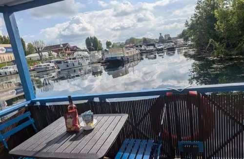 Saint-Usage House | Unusual floating cottage with private Jacuzzi at the Marina