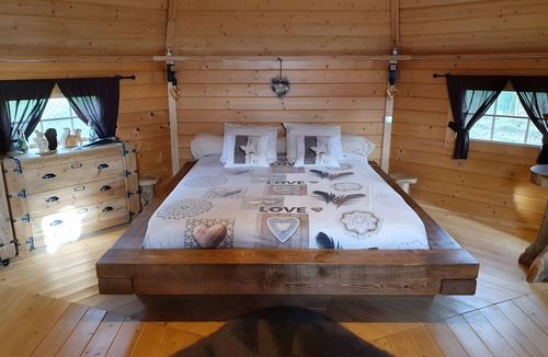 Coligny Bed & Breakfast | Unusual Room 'L'Écureuil' – Finnish Kota Near Jura