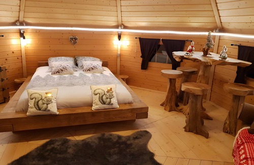 Coligny Bed & Breakfast | Unusual Room 'L'Écureuil' – Finnish Kota Near Jura