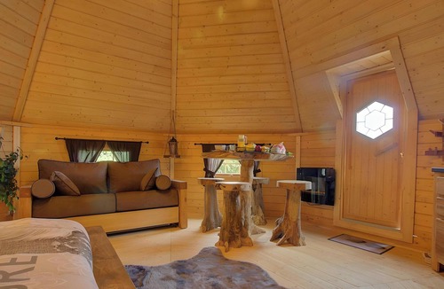 Coligny Bed & Breakfast | Unusual Room 'L'Écureuil' – Finnish Kota Near Jura