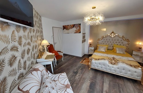 Egliseneuve-pres-Billom Bed & Breakfast | Venetian-Style Guest Room 24 m² with Mountain View, Wi-Fi, Air Conditioning