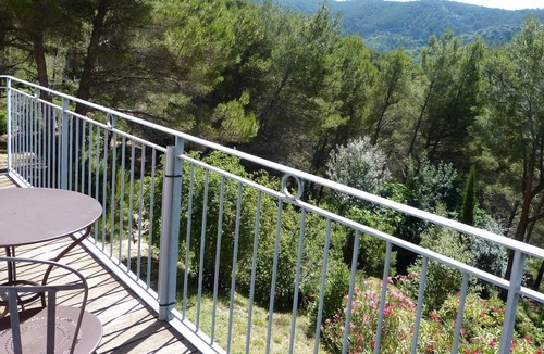 Le Barroux Apartment | "Ventoux": a large bright apartment in a peaceful environment