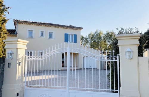 Mazan Villa | Very large villa with swimming pool and air-conditioned rooms + large garden with trees