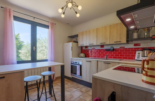 Aubenas House | Villa Bella Heated Pool & Garden Family Holiday Home with Wi-Fi