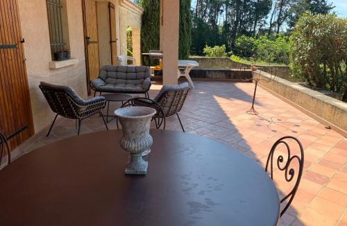 Loriol-du-Comtat Villa | Villa CHATEAU SAINTE BARBE