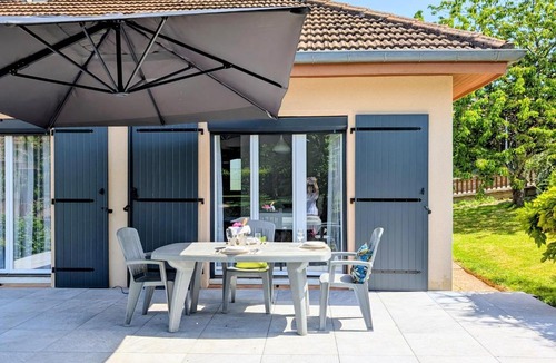 Dannemarie-sur-Crete House | VILLA Confort 4 étoiles Climatisée - Jardin fleuri 800 m2 & terrasse - parking - aux portes de Besançon