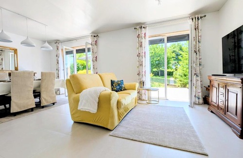 Dannemarie-sur-Crete House | VILLA Confort 4 étoiles Climatisée - Jardin fleuri 800 m2 & terrasse - parking - aux portes de Besançon