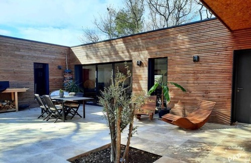 Faucon Villa | Villa Contemporaine en Bois Avec Piscine Chauffée et Animaux Acceptés
