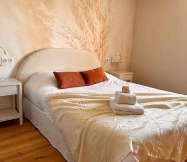 La Demie Villa | Villa des Vignes Sleeps 12 avec Jacuzzi
