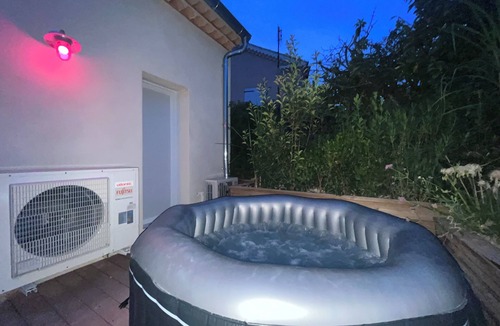 Malemort-du-Comtat Villa | Villa in Provence Swimming pool and SPA